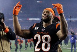 Bengals to trade running back Joe Mixon to Texans, sign Zack Moss