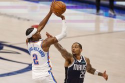 NBA playoffs: Thunder 'endure early punches,' rally past Mavericks in Game 4