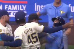 Punches fly during Rays-Brewers brawl in Milwaukee